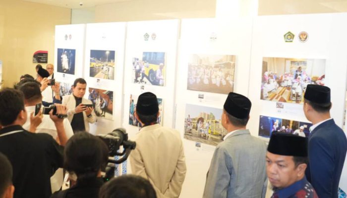 Pameran Foto Haji 2025 Soroti Dedikasi Petugas, Menag Beri Apresiasi