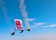 Meriahkan HUT ke-80 RI, Penerjun Kopassus Sukses Bentangkan Spanduk di Langit Monas