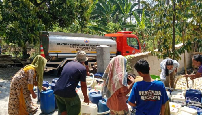 Desa di Pasuruan Alami Kekeringan, Warga Andalkan Dropping Air dari BPBD