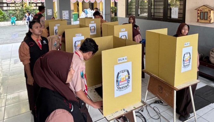 Demokrasi Tanpa Kertas: SMPN 50 Surabaya Jadi Pelopor Pemilu Ramah Lingkungan
