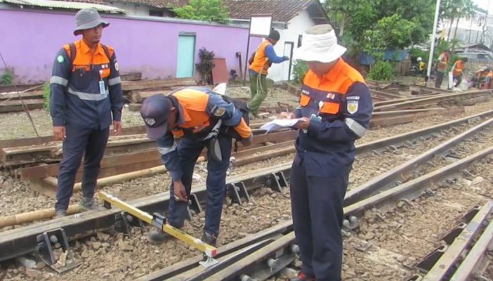 Hadapi Libur Nataru, KAI Daop 9 Benahi Infrastruktur Jalur Kereta