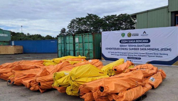 Korban Banjir Tapsel Terima Bantuan Tenda dari Kementerian ESDM