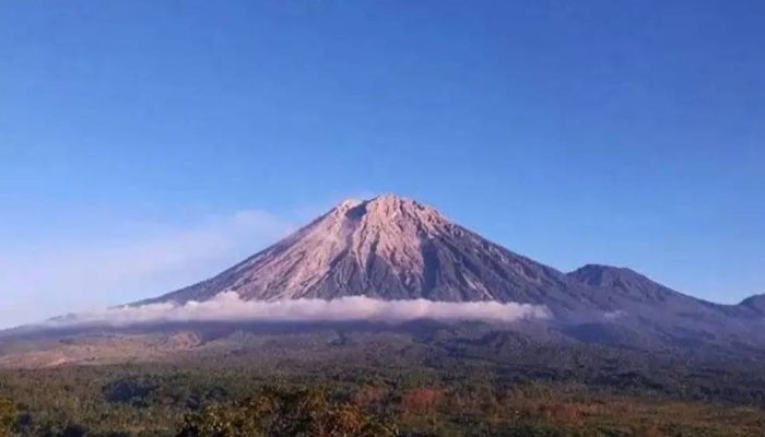 Warga Sekitar Semeru Diminta Waspada Potensi Jutaan Meter Kubik Material Vulkanik