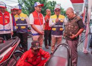 Pertamina Patra Niaga Berbagi di Surabaya: Salurkan Bantuan Pendidikan dan Ganti Oli Gratis untuk Ratusan Driver Ojol