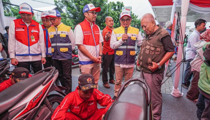 Pertamina Patra Niaga Berbagi di Surabaya: Salurkan Bantuan Pendidikan dan Ganti Oli Gratis untuk Ratusan Driver Ojol