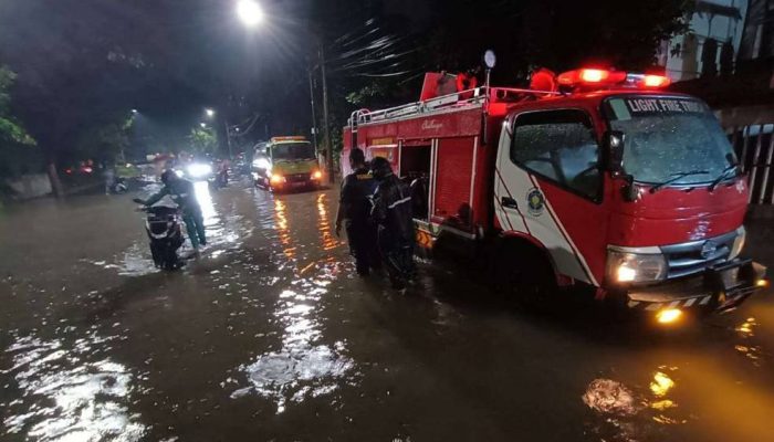 Genangan Meluas, Damkar dan DLH Surabaya Bergerak Cepat