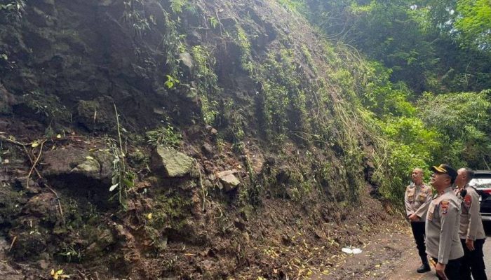 Kapolres Batu Tinjau Lokasi Longsor di Payung 2