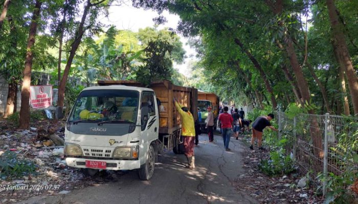 FWPGKA dan DLH Gresik Bersihkan TPS Perumahan GKA