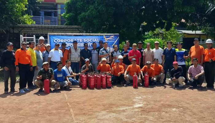 40 Warga Griya Permata Dilatih Bogasari Hadapi Kebakaran