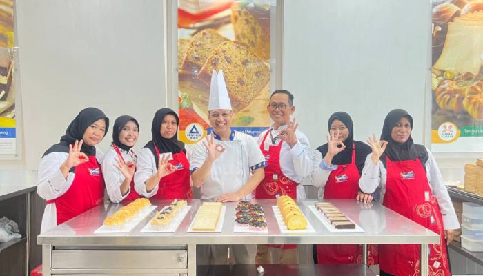 Bogasari Baking Center Bekali Guru SMKN 3 Kediri dengan Tren Bakery Berbasis Pangan Lokal