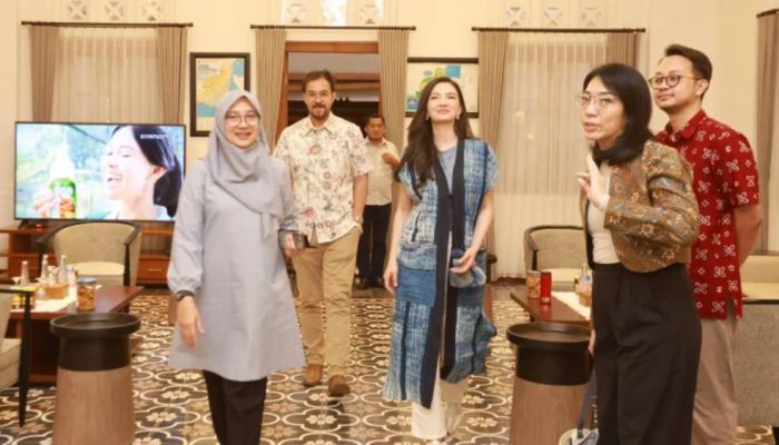 Liburan Keluarga di Banyuwangi, Raline Shah Kagumi Alam dan Budaya Osing