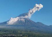 Gunung Semeru Keluarkan Kolom Abu 1.000 Meter, Awan Panas Mengarah ke Besuk Kobokan