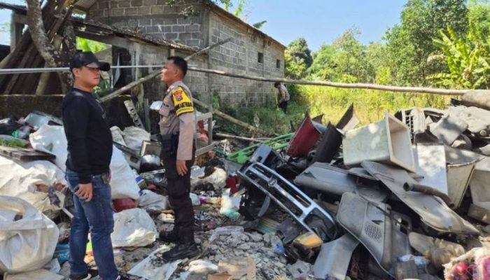 Tim Gegana Polda Jatim Disposal Mortir Temuan di Gudang Rongsokan Malang