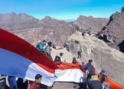 Semangat Kemerdekaan dari Puncak Raung, Ratusan Pendaki Bentangkan Merah Putih 81 Meter