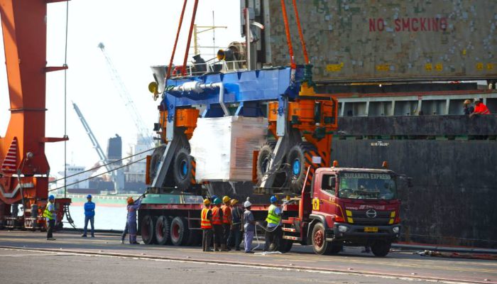 Perkuat Layanan TPK Nilam, PT Terminal Teluk Lamong Datangkan E-RTG Berbasis Listrik
