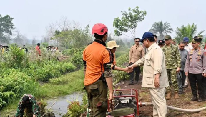 Tinjau Titik Api di Kubu Raya, Prabowo Tekankan Penanganan Karhutla Terkoordinasi