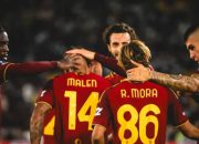 Hat-trick Malen Antar AS Roma ke Puncak Klasemen Usai Hajar Fiorentina