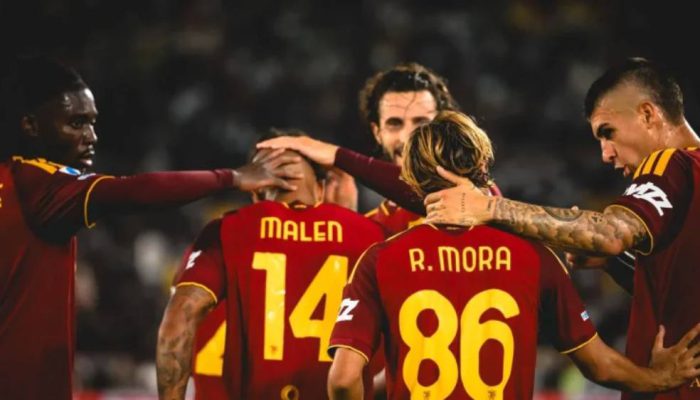 Hat-trick Malen Antar AS Roma ke Puncak Klasemen Usai Hajar Fiorentina