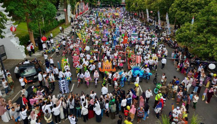 Tradisi Endhog-Endhogan Banyuwangi Meriah, Ribuan Telur Dibagikan Saat Maulid Nabi