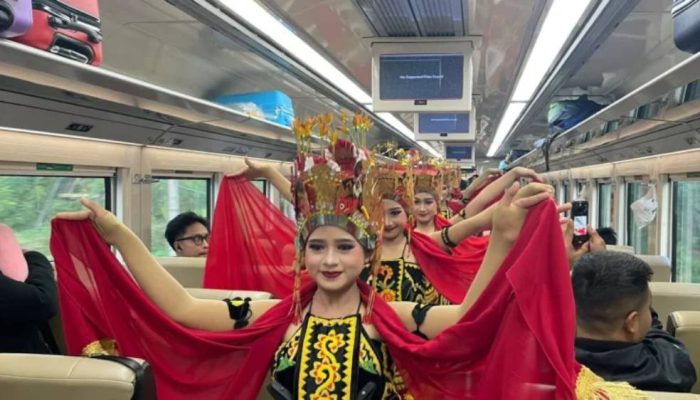 Tujuh Penari Gandrung Tampil di KA Sangkuriang, Perjalanan Menuju Banyuwangi Makin Semarak