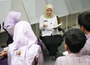 Guru SMAN 4 Surabaya Raih Juara 1 Terpujilah GURU Telkomsel Berkat Inovasi Berbasis AI