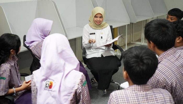 Guru SMAN 4 Surabaya Raih Juara 1 Terpujilah GURU Telkomsel Berkat Inovasi Berbasis AI
