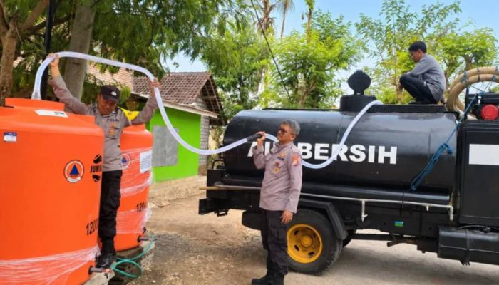Polres Malang Respons Kekeringan, 35 Ribu Liter Air Bersih Disalurkan ke Warga