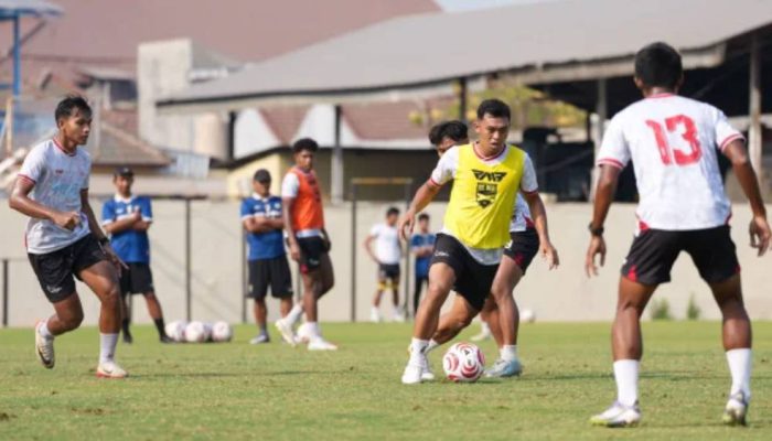 Jelang Lawan Persis Solo, Aji Santoso Evaluasi Kondisi Pemain De Red FC